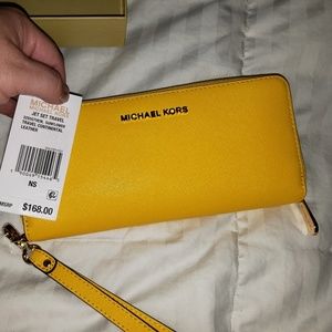 Michael Kors Jet set wallet with wristlet